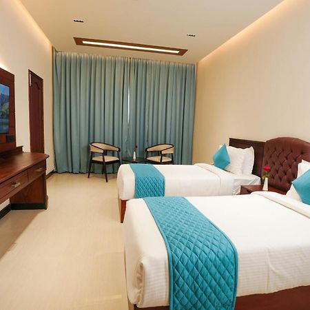 Blue Castle Hotel Thiruvananthapuram Bagian luar foto