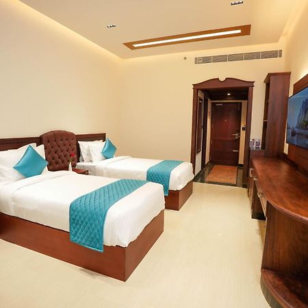 Blue Castle Hotel Thiruvananthapuram Bagian luar foto