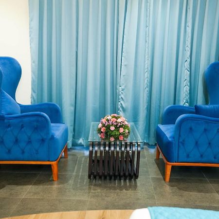 Blue Castle Hotel Thiruvananthapuram Bagian luar foto