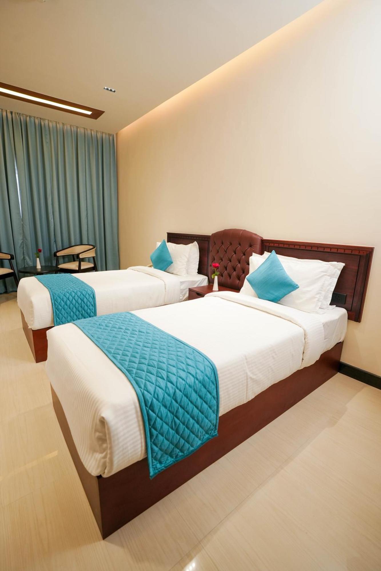 Blue Castle Hotel Thiruvananthapuram Bagian luar foto