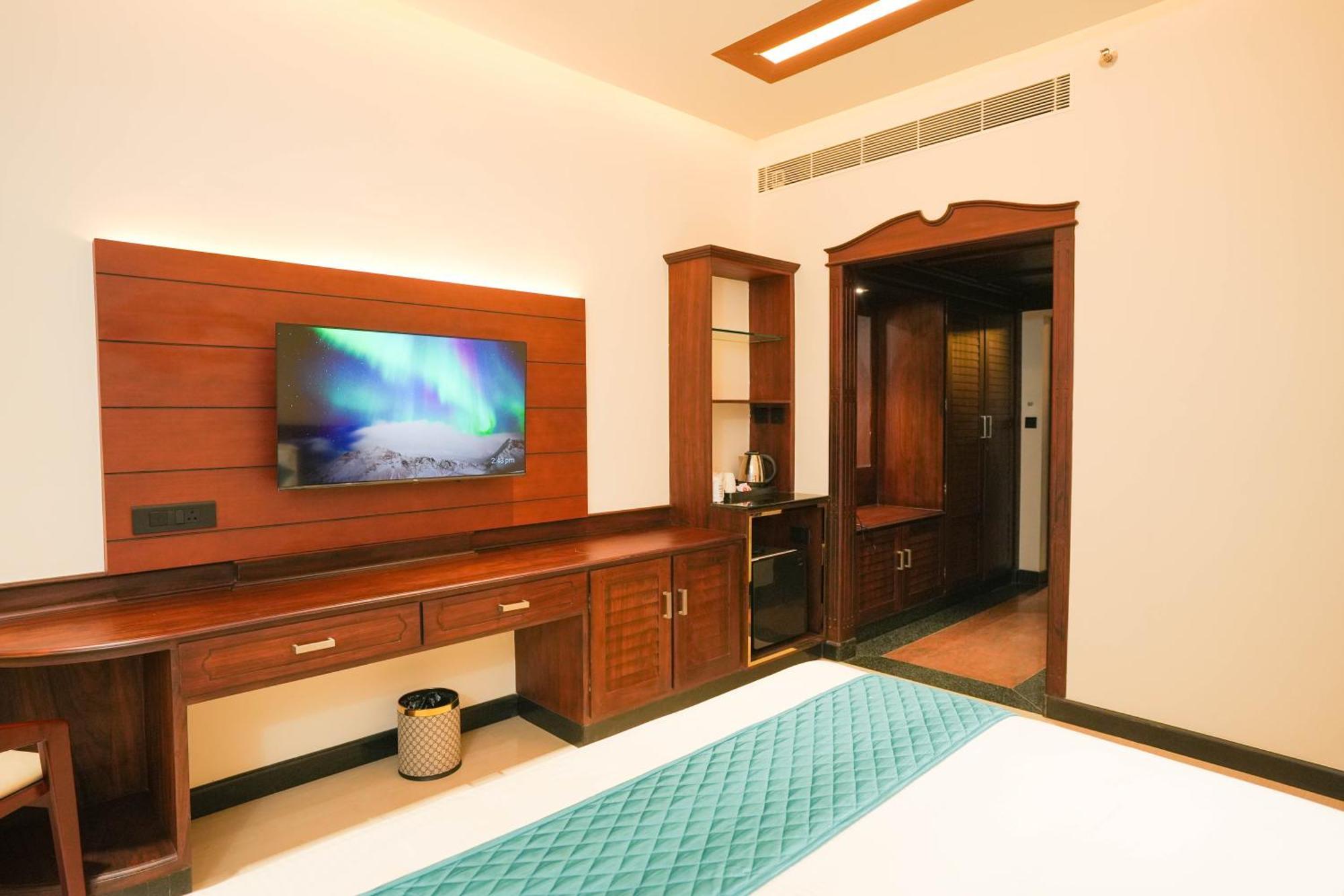 Blue Castle Hotel Thiruvananthapuram Bagian luar foto