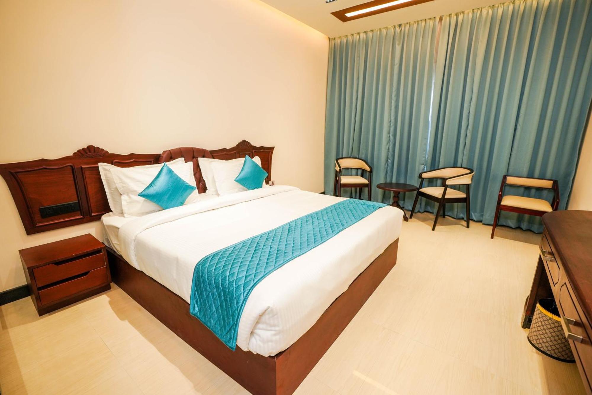 Blue Castle Hotel Thiruvananthapuram Bagian luar foto