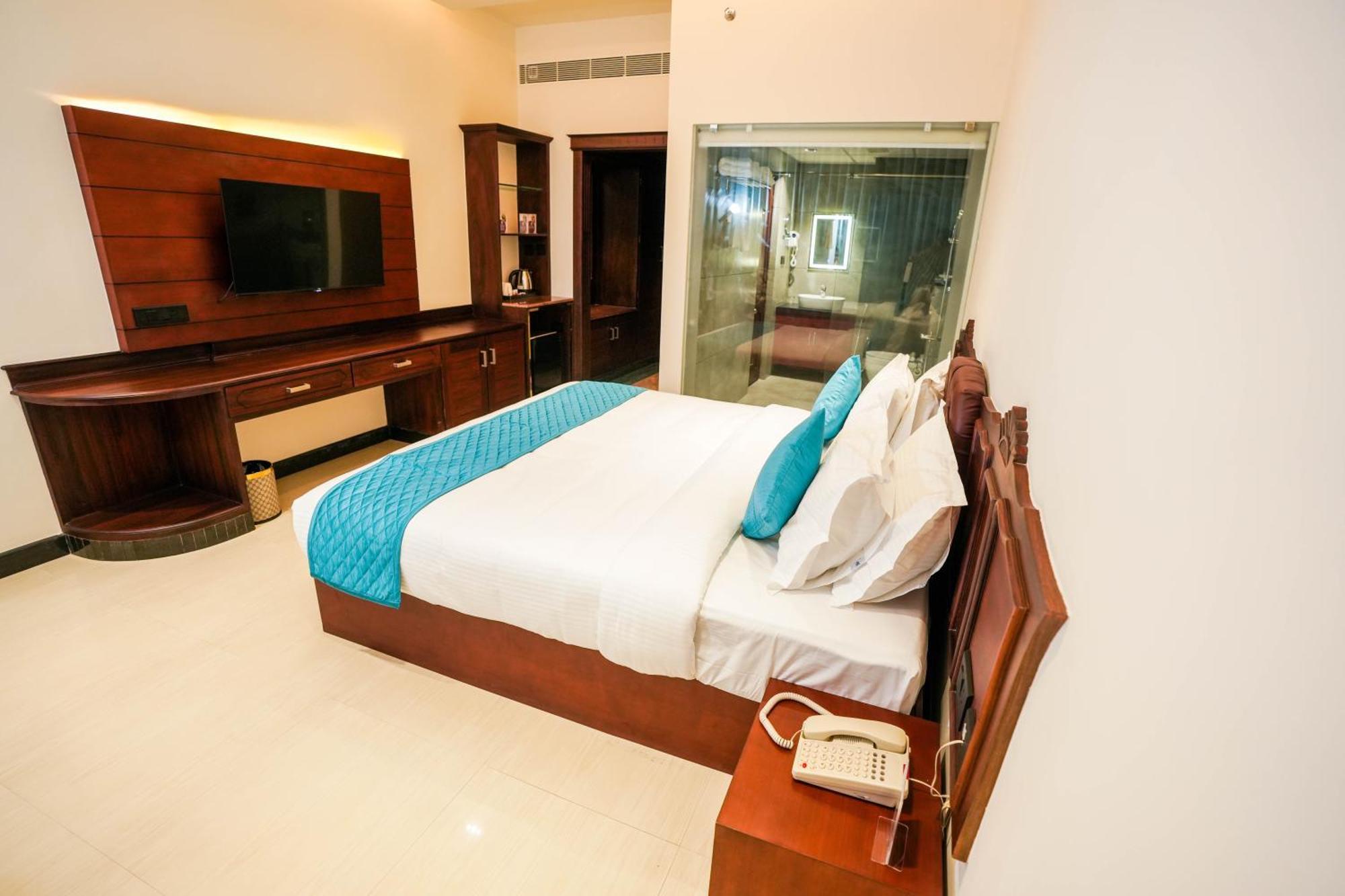 Blue Castle Hotel Thiruvananthapuram Bagian luar foto