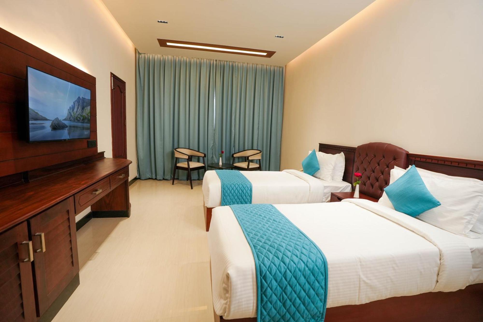 Blue Castle Hotel Thiruvananthapuram Bagian luar foto