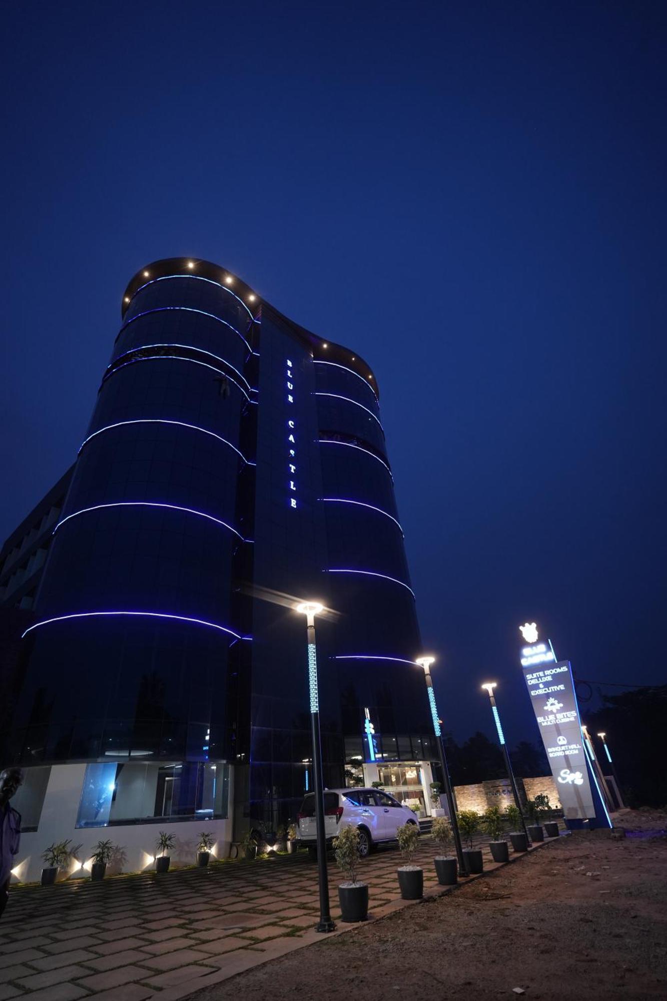 Blue Castle Hotel Thiruvananthapuram Bagian luar foto