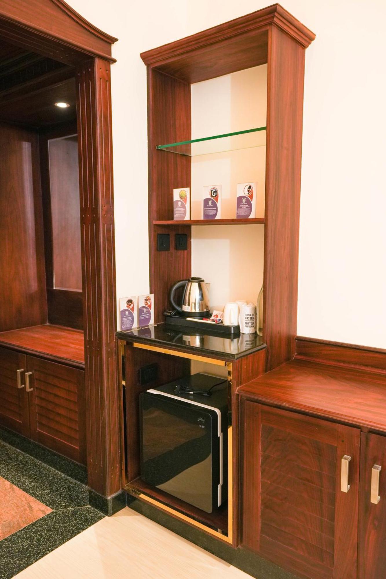 Blue Castle Hotel Thiruvananthapuram Bagian luar foto