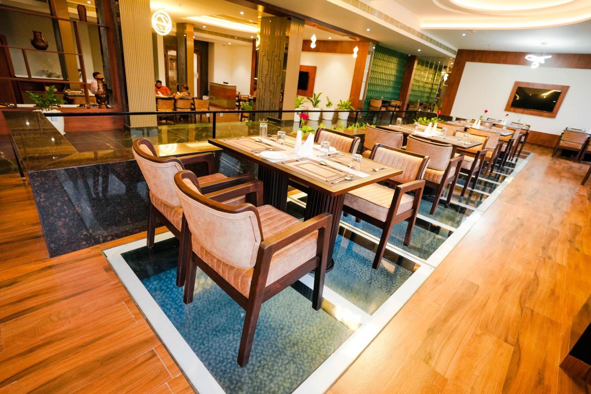 Blue Castle Hotel Thiruvananthapuram Bagian luar foto