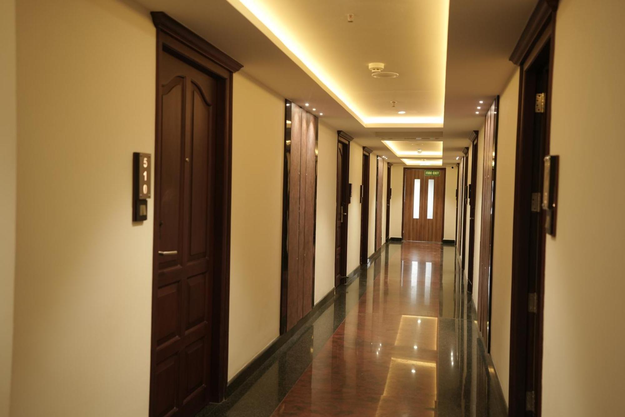 Blue Castle Hotel Thiruvananthapuram Bagian luar foto