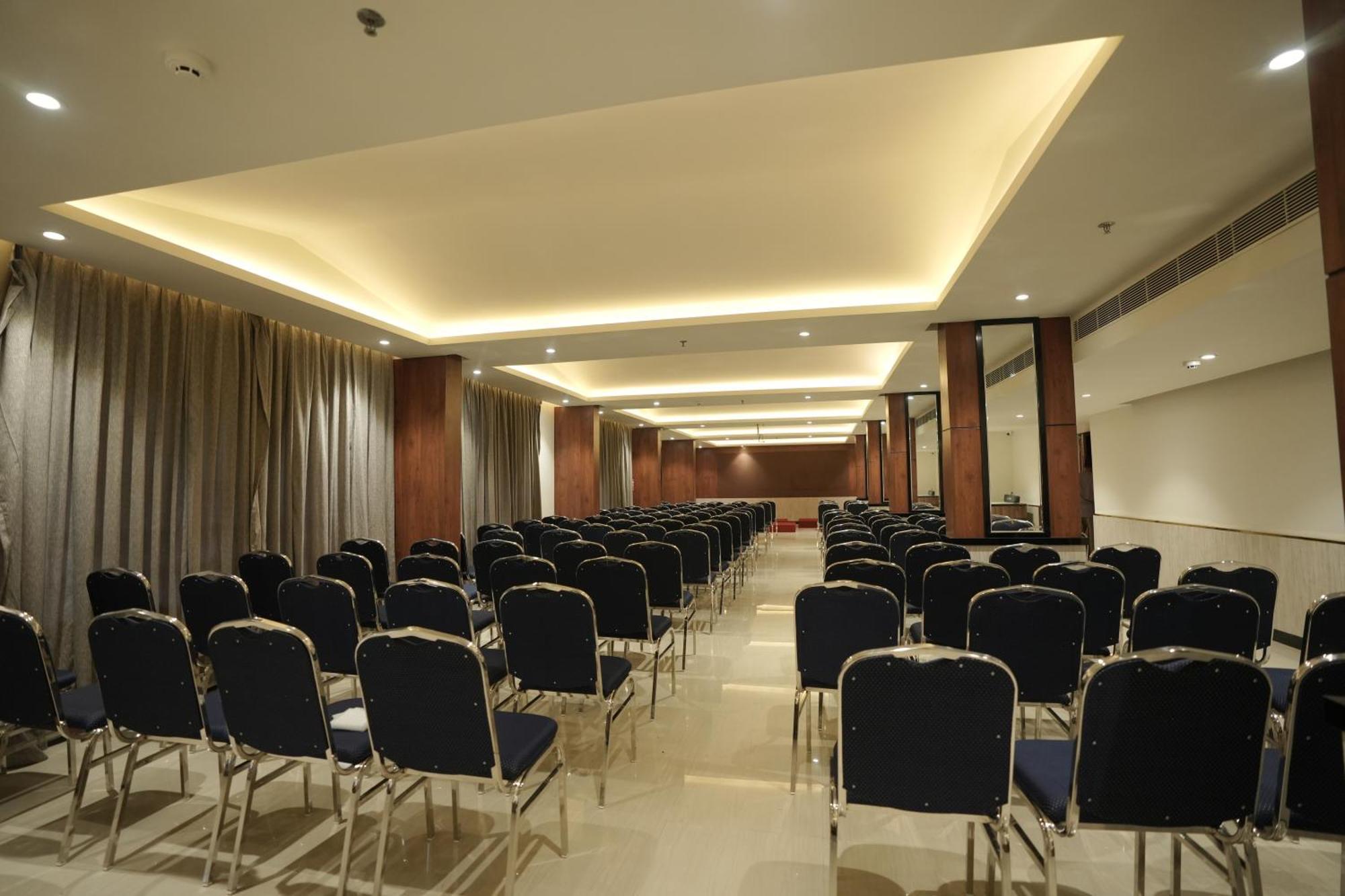 Blue Castle Hotel Thiruvananthapuram Bagian luar foto