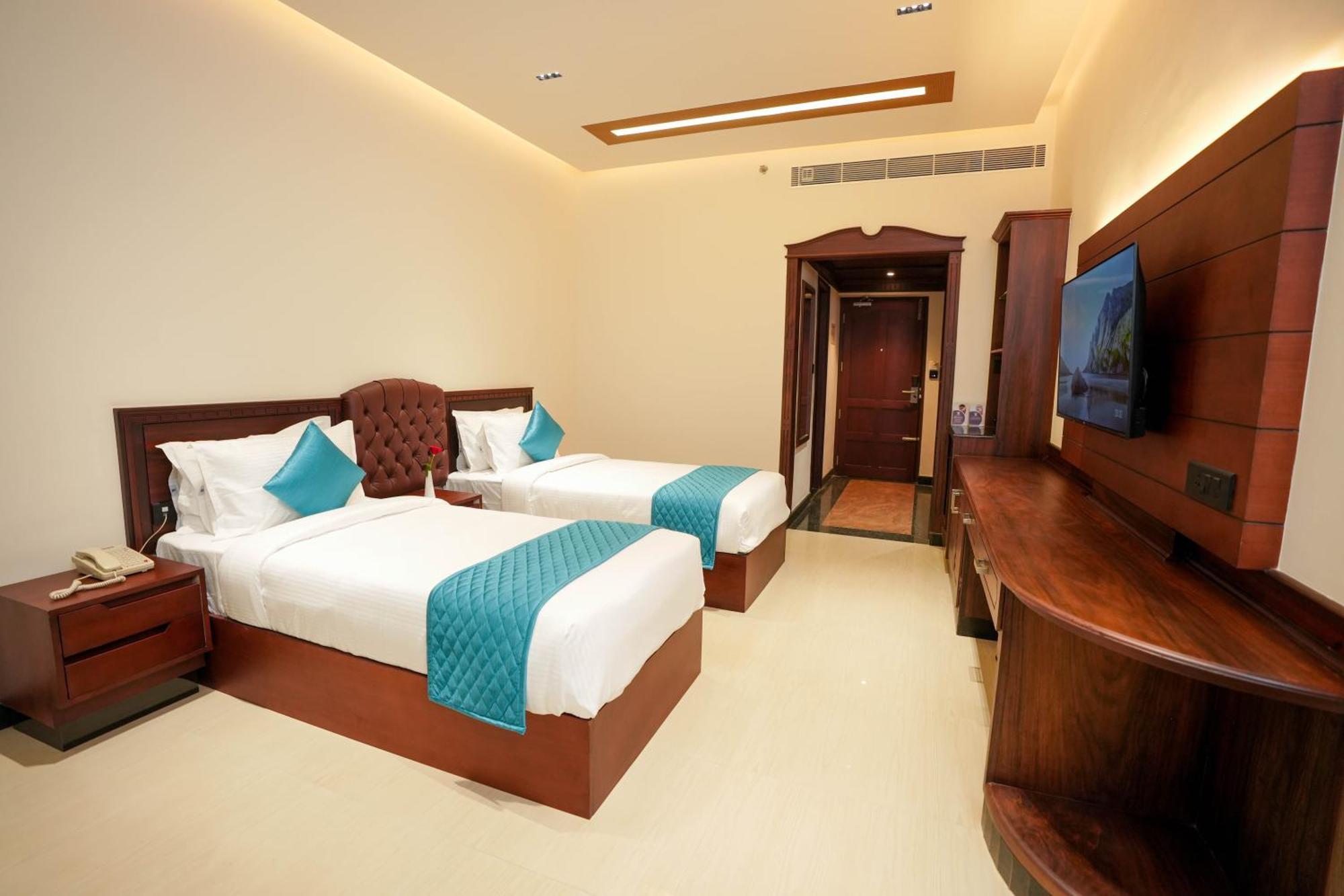 Blue Castle Hotel Thiruvananthapuram Bagian luar foto