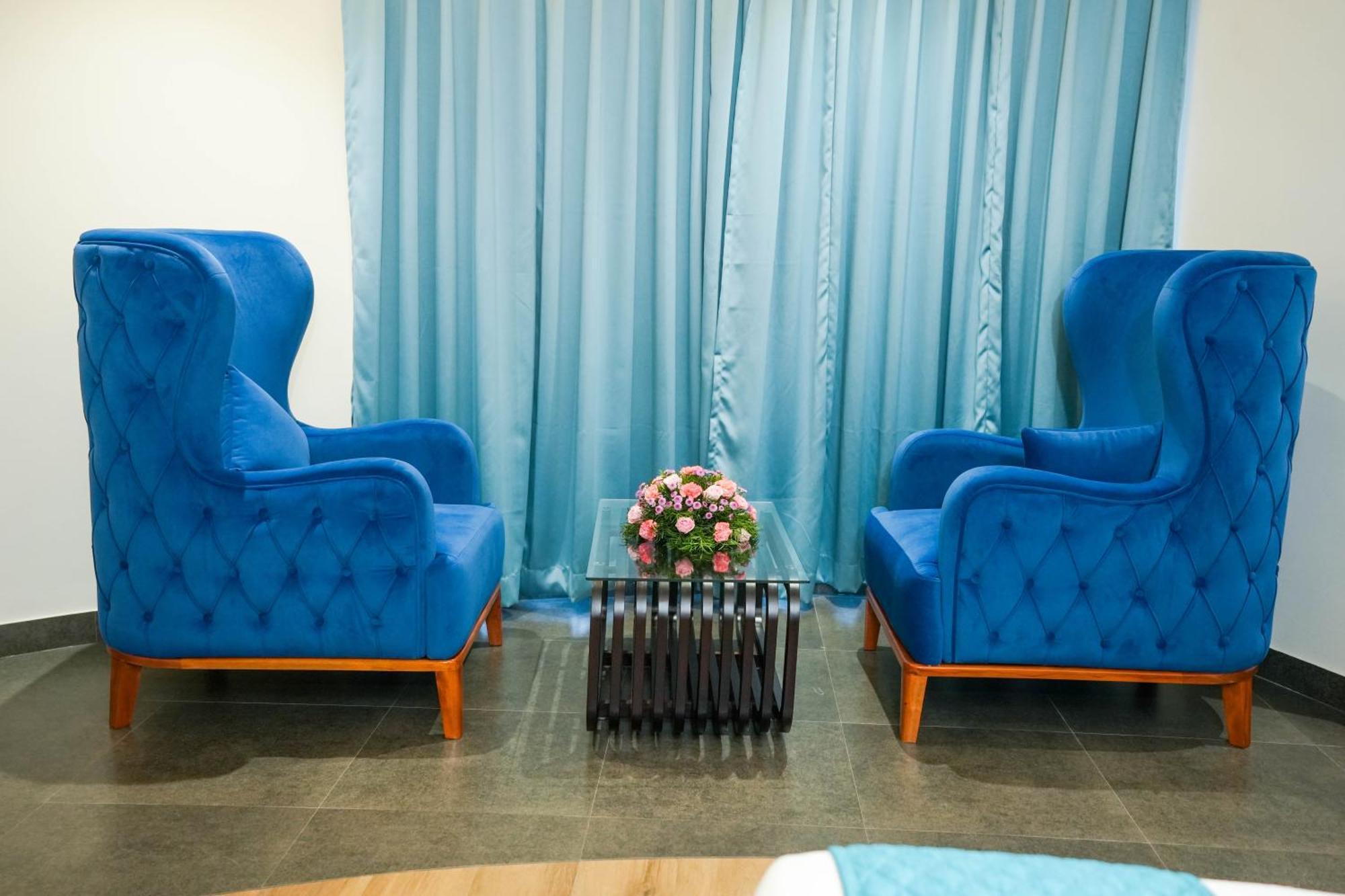 Blue Castle Hotel Thiruvananthapuram Bagian luar foto