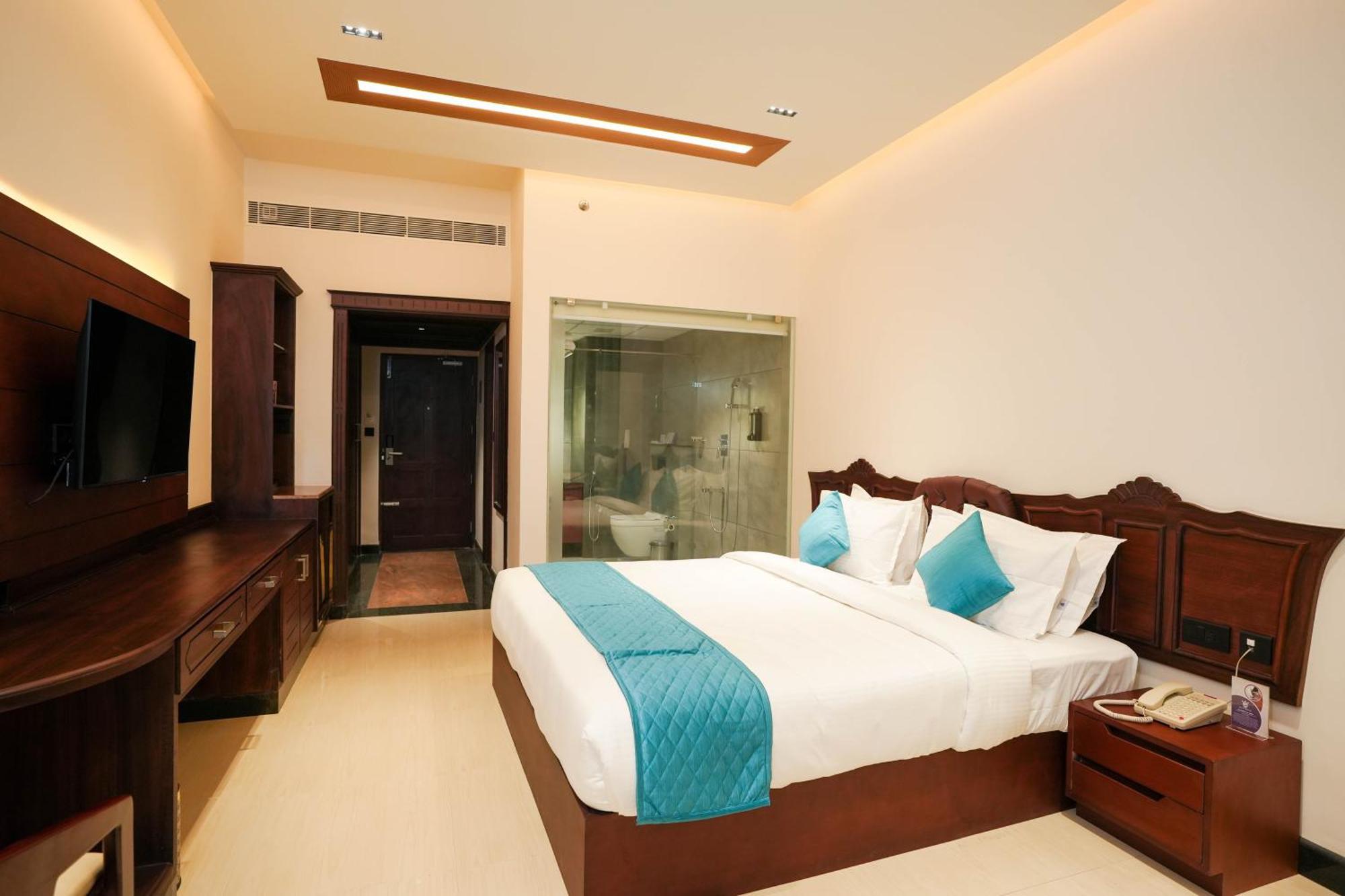 Blue Castle Hotel Thiruvananthapuram Bagian luar foto